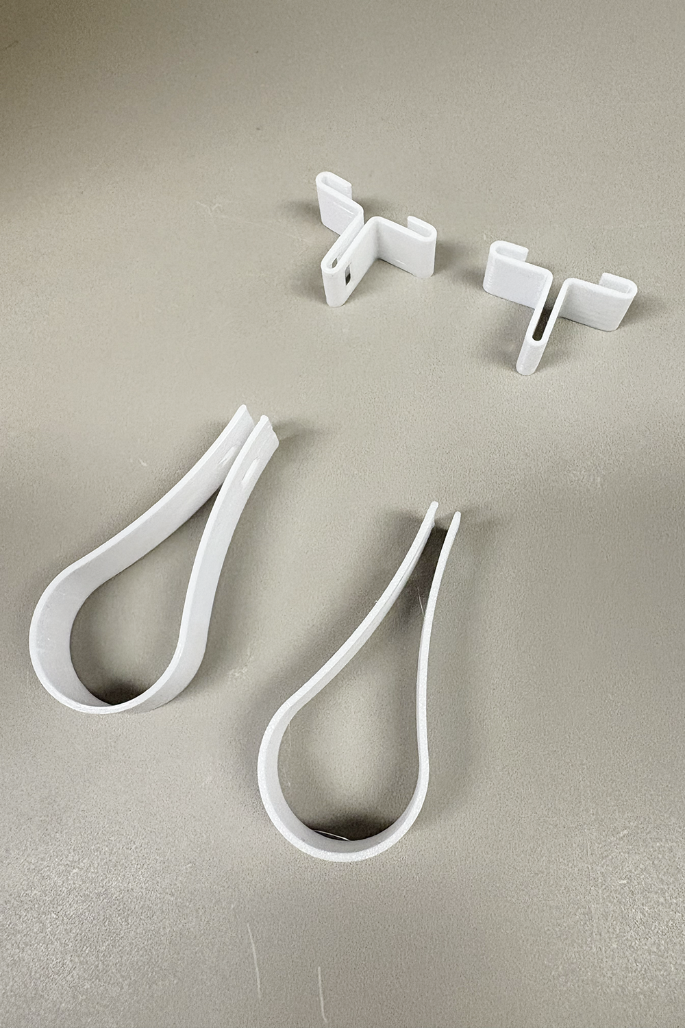 1 Inch Pole Hanging Set (2 ceiling clips + 2 Pole brackets)
